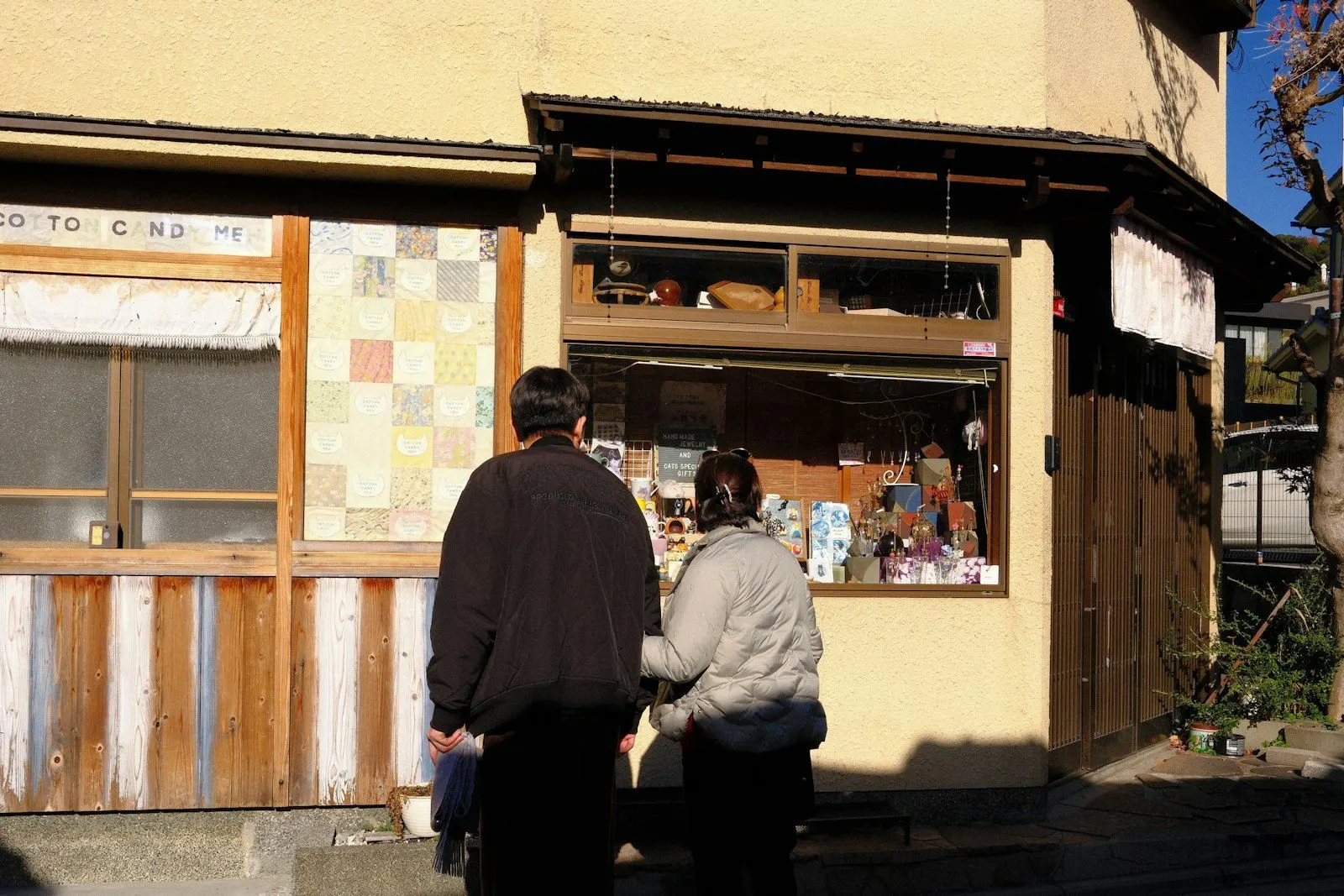 Clientes frente a un comercio pequeño
